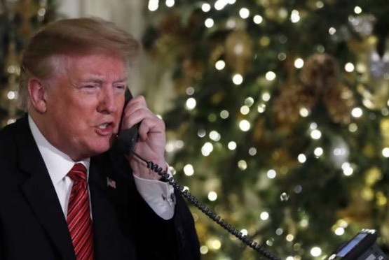 'Sozinho' na Casa Branca, Trump distribui ataques no Twitter na noite de Natal