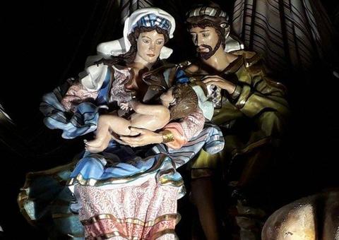 Fiel esconde seio de Maria em presépio no Rio de Janeiro