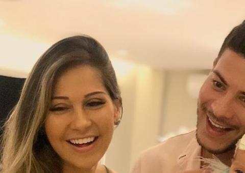 Após polêmicas, Arthur Aguiar e Mayra Cardi mostram rostinho da filha pela 1ª vez