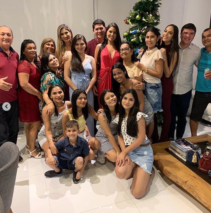 Miss Brasil Mayra Dias surge juntinha com prefeito de Parintins em noite de Natal