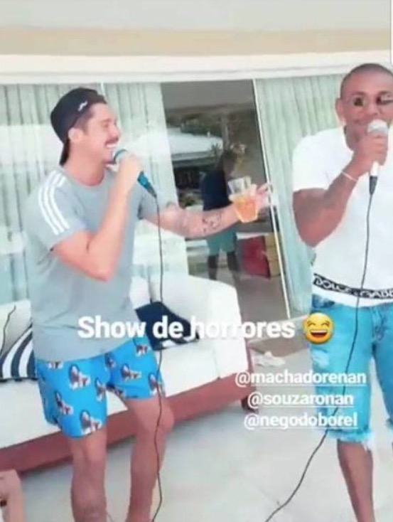 Novo affair de Anitta veste short com rosto da cantora durante festa de Natal