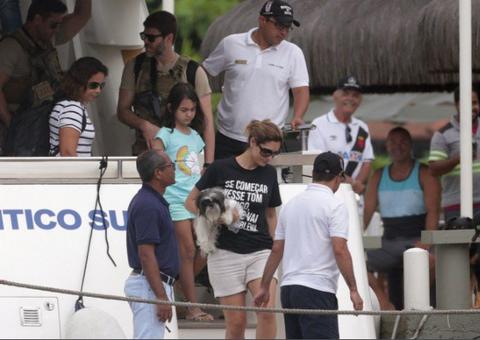 Ao deixar Marambaia, Michelle Bolsonaro usa camisa com frase de juíza para Lula