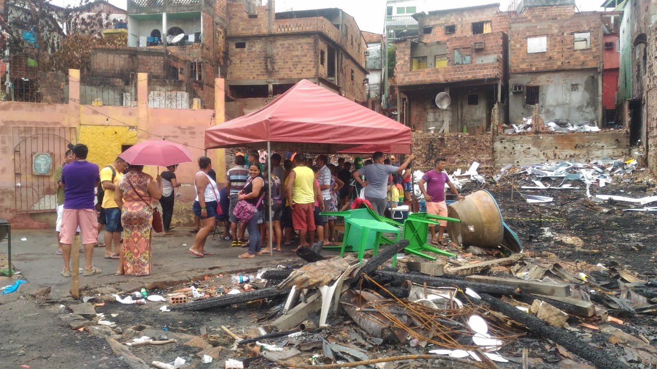 Vítimas de incêndio do Educandos denunciam fraudes nas doações e abandono por autoridades