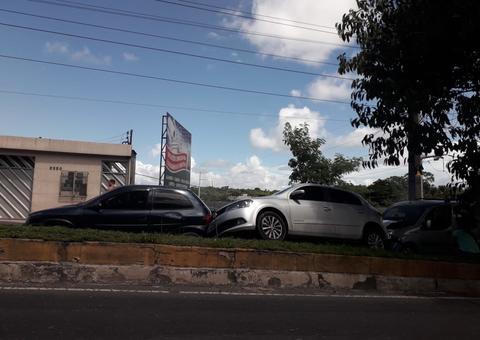 Engavetamento de carros congestiona trânsito em avenida de Manaus 