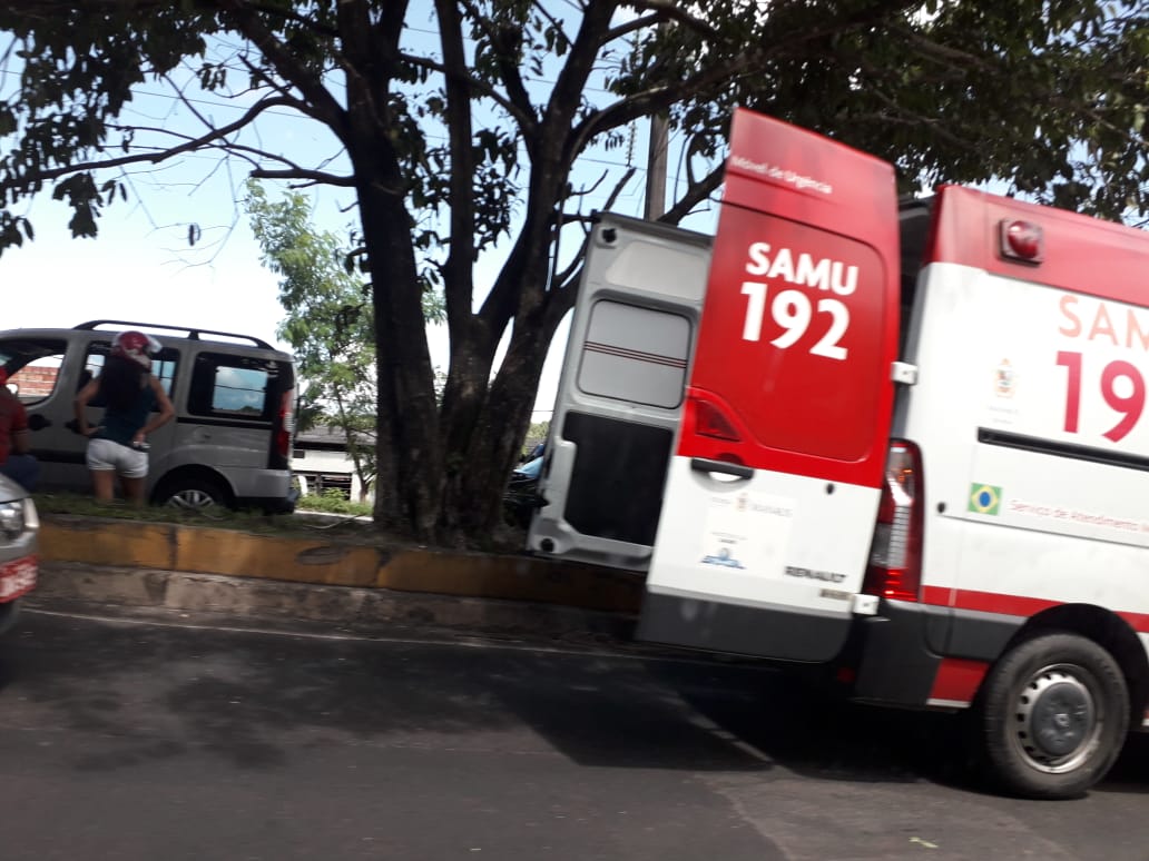 Engavetamento de carros congestiona trânsito em avenida de Manaus 