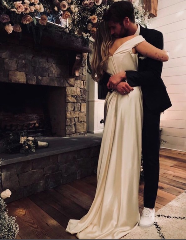 É oficial! Miley Cyrus mostra fotos de casamento com Liam Hemsworth