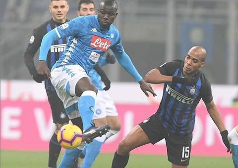 Racismo faz Napoli pedir paralisação de jogo e árbitro expulsa jogador 'perseguido'