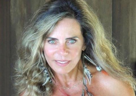 Aos 66 anos, Bruna Lombardi usa biquíni cavado para brindar 2019