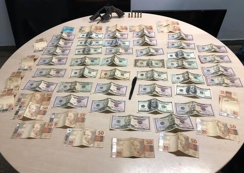 'Rei da saidinha de banco' é preso com dólares e revólver em Manaus