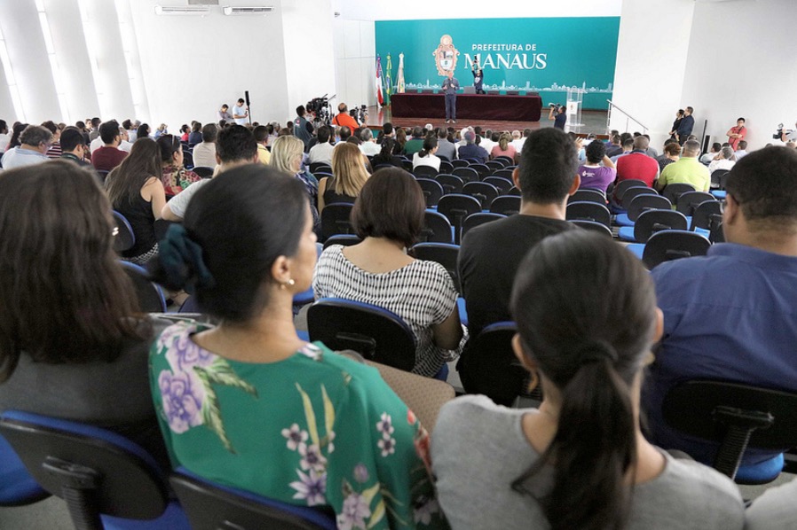 Prefeito inaugura auditório Isabel Victoria do Carmo Ribeiro em homenagem a mãe falecida 