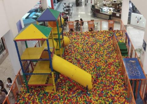 Shopping de Manaus recebe piscina de bolinha gigante