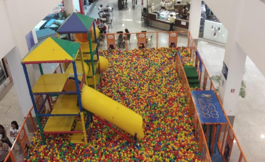 Shopping de Manaus recebe piscina de bolinha gigante