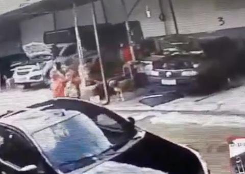 Bandidos se disfarçam de mototaxista e gari para roubar oficina em Manaus