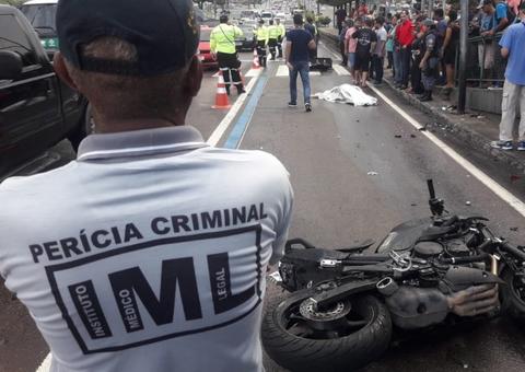 Carro pode ter feito motociclista perder o controle e bater em poste, diz Manaustrans