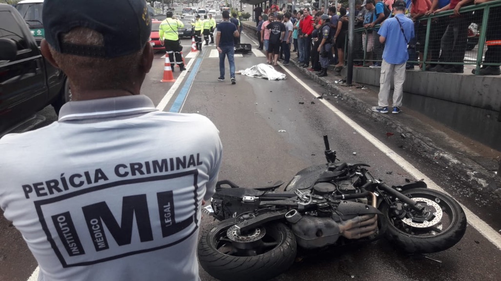 Carro pode ter feito motociclista perder o controle e bater em poste, diz Manaustrans