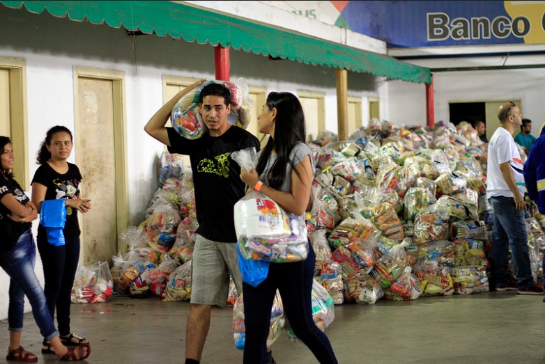Famílias vítimas de incêndio continuam a receber donativos da prefeitura