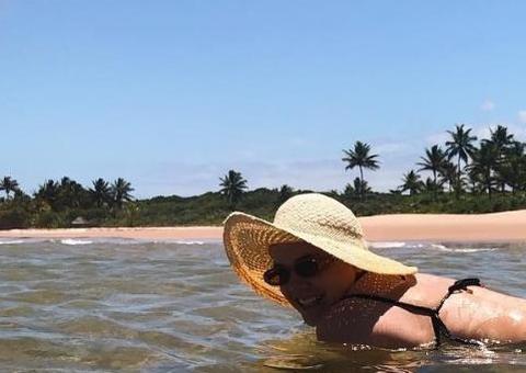  Em foto rara de biquíni, Alice Wegmann empina bumbum na Bahia
