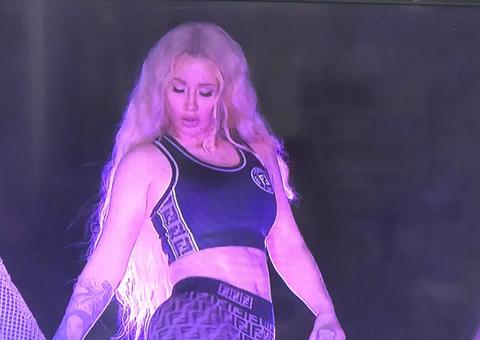 No Rio, dançarina de Iggy Azalea passa mal e desmaia em palco antes de jogo de Zico