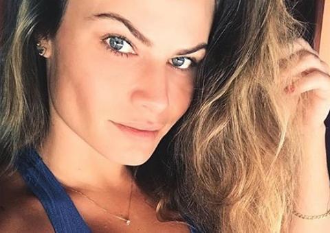 Ex-BBB Nati Casassola posa completamente nua na praia