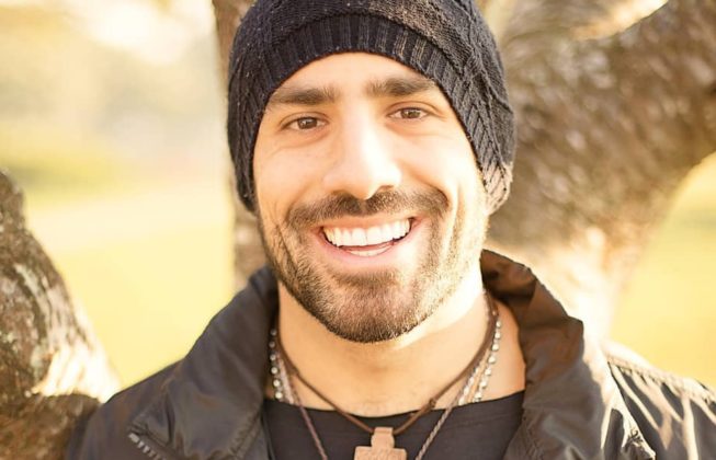 Ex-BBB Kaysar se emociona após ser escalado para novela com elenco de peso