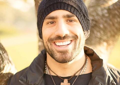 Ex-BBB Kaysar se emociona após ser escalado para novela com elenco de peso