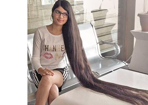 Adolescente deixa de cortar cabelo por 10 anos e tamanho bate recorde 