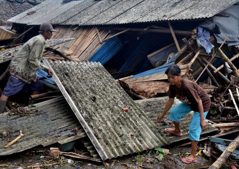 Terremoto atinge Indonésia, uma semana depois de tsunami