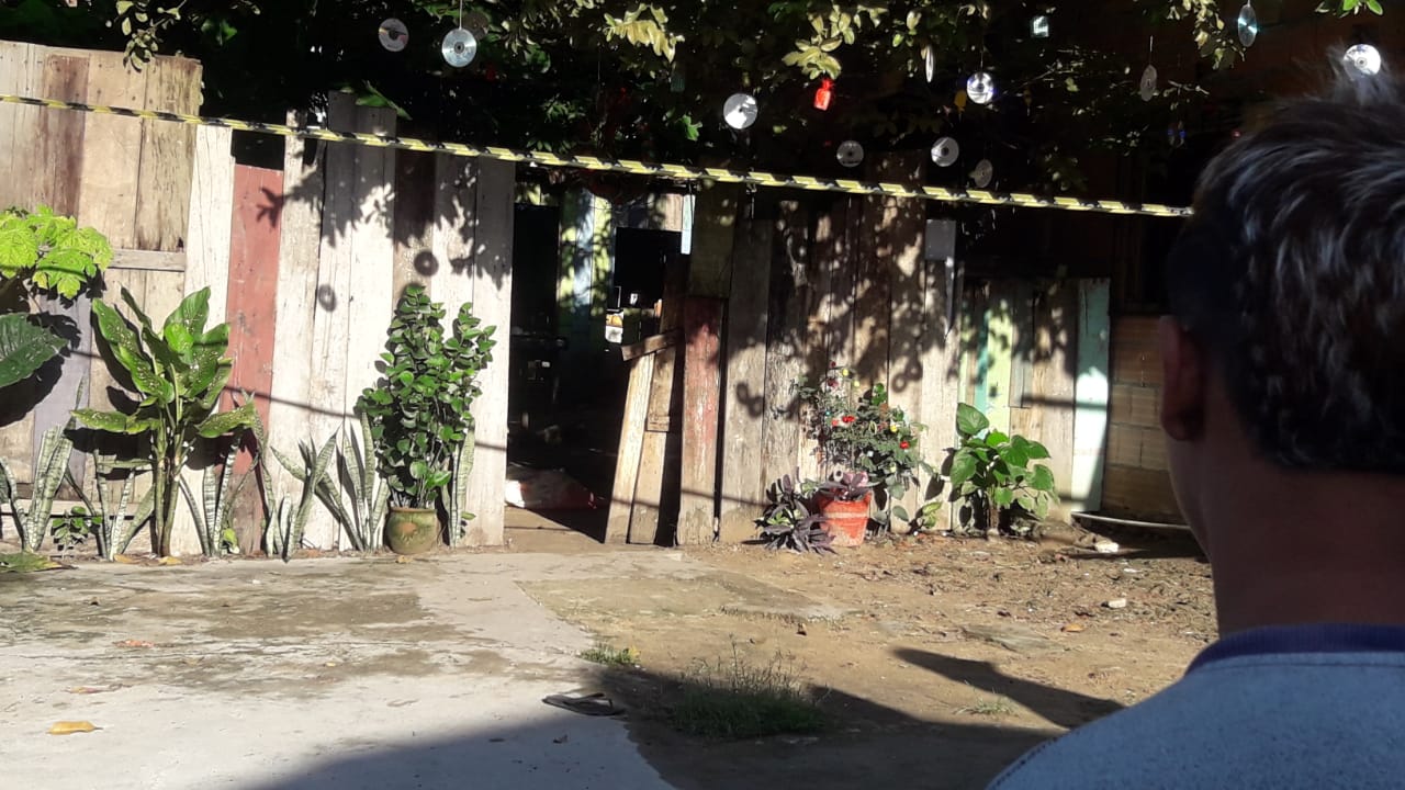 Sentando na frente de casa, homem é executado com tiros na cabeça em Manaus