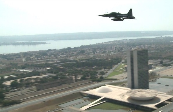 Temer autoriza abate de aviões 'suspeitos' que invadirem espaço aéreo na posse presidencial