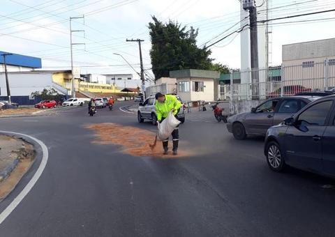 Derramamento de óleo em duas avenidas deixa trânsito complicado em Manaus 