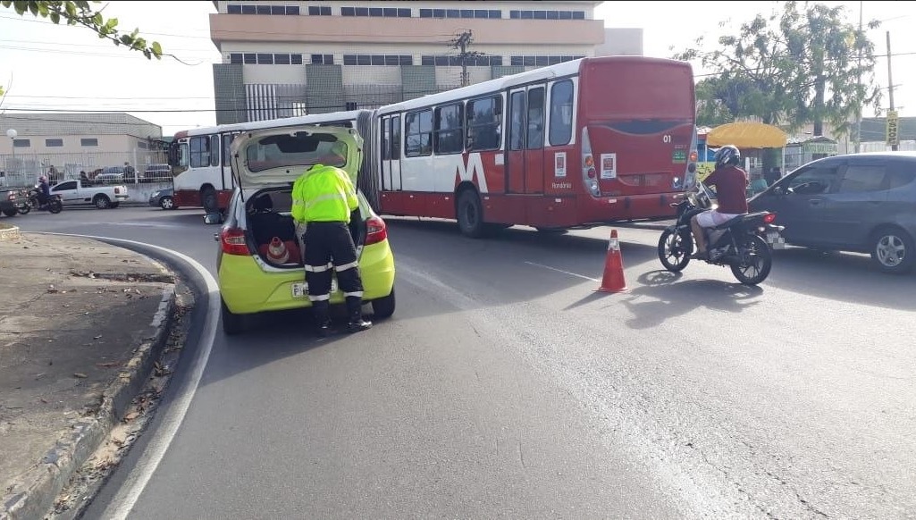 Derramamento de óleo em duas avenidas deixa trânsito complicado em Manaus 