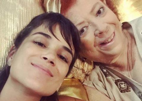 Sem poder andar, Beth Carvalho se muda para a casa da filha 