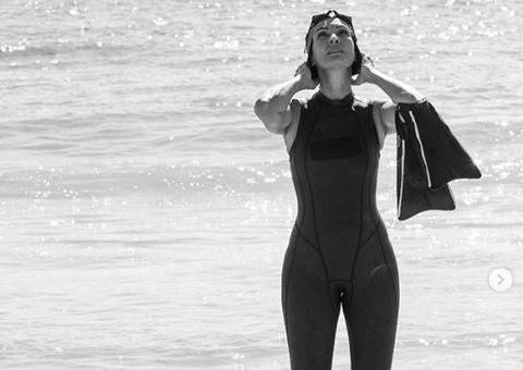 Fátima Bernardes posa de roupa de mergulho e namorado suspira: 'Huuum'