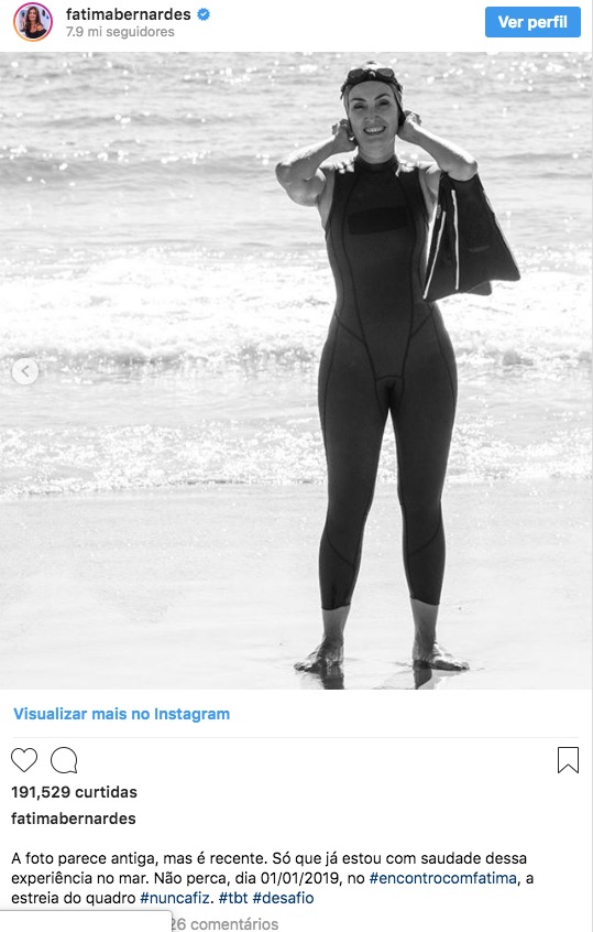 Fátima Bernardes posa de roupa de mergulho e namorado suspira: 'Huuum'