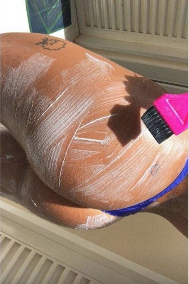 Pablo Vittar sensualiza com bumbum impecável de fio dental 