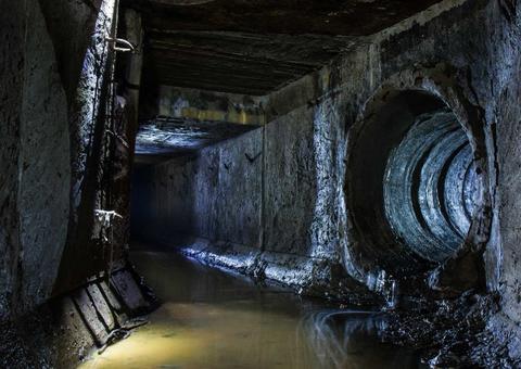 Assaltante passa mal e fica preso em esgoto ao tentar fugir da polícia
