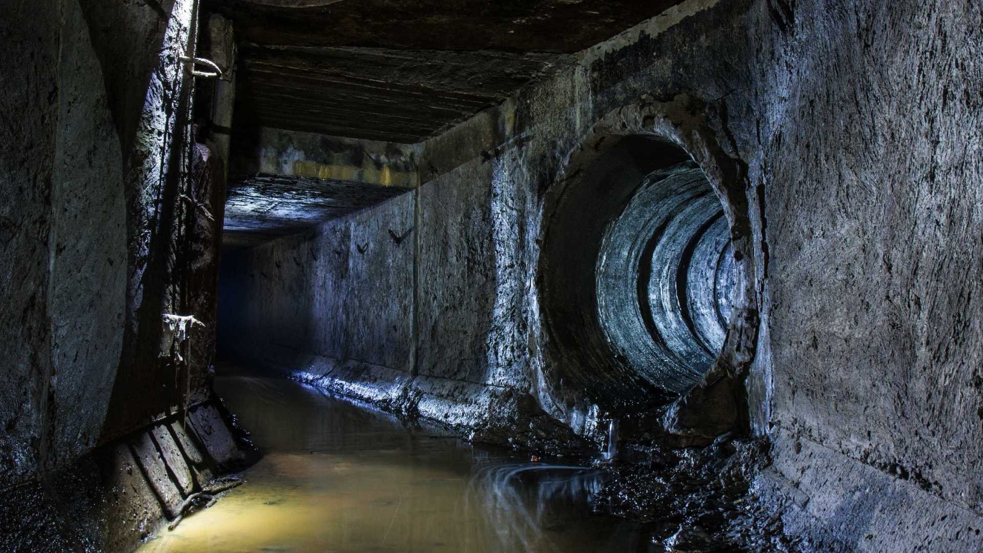 Assaltante passa mal e fica preso em esgoto ao tentar fugir da polícia