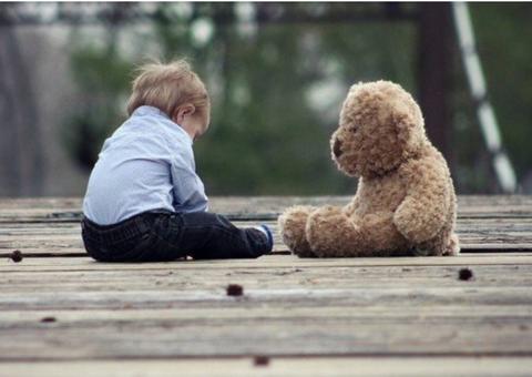 Bebê de 2 anos fica infértil após médicos fazerem cirurgia em testículo errado