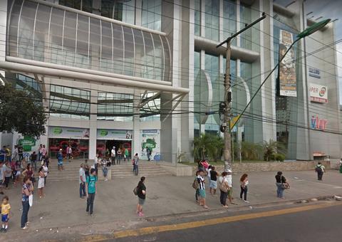 Em Manaus, criminosos invadem shopping e roubam 60 celulares de duas lojas