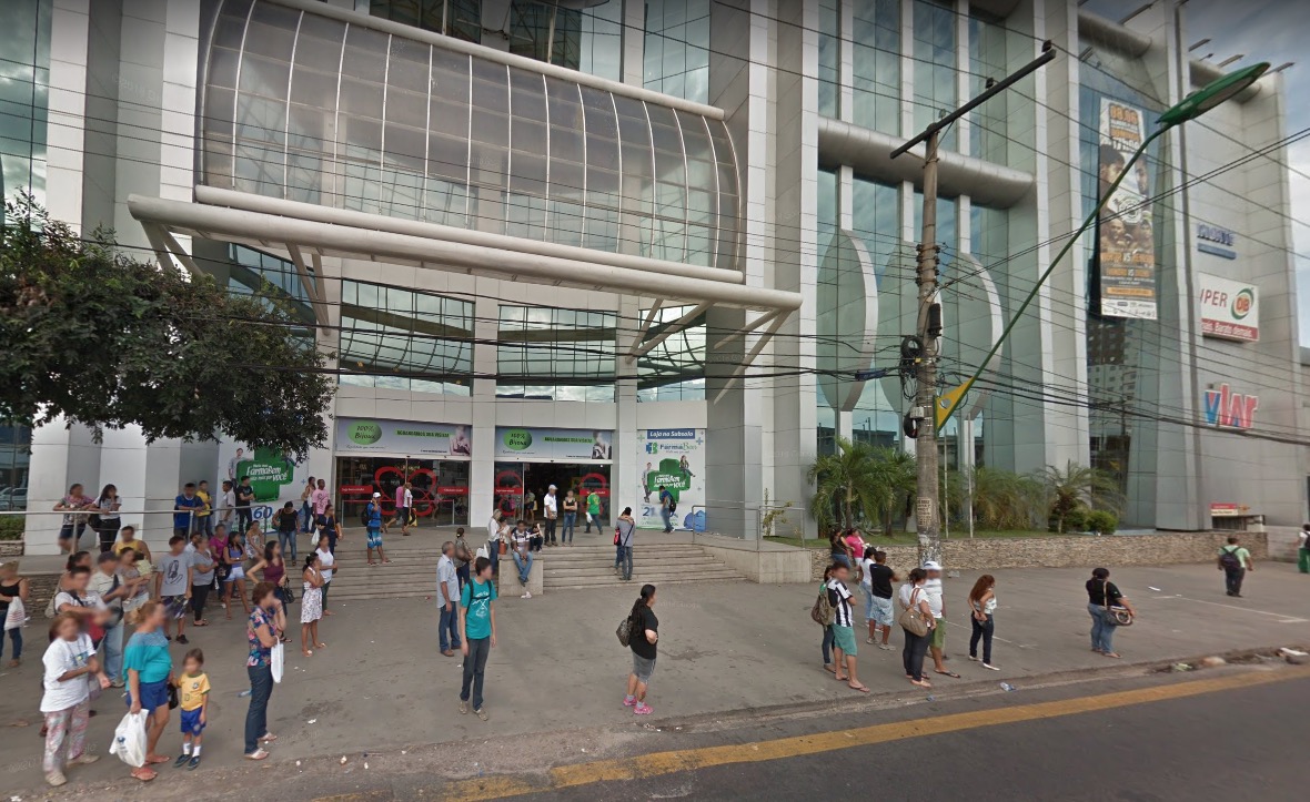 Em Manaus, criminosos invadem shopping e roubam 60 celulares de duas lojas