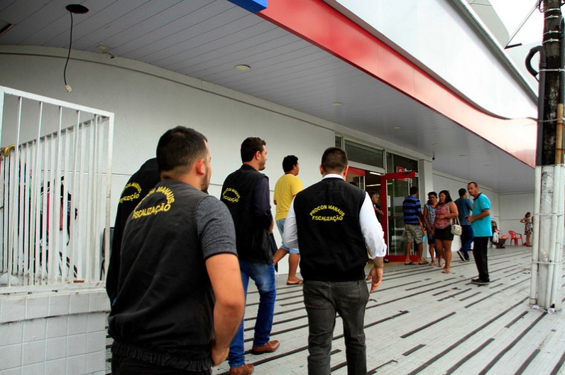 Agência bancária é multada em R$ 150 mil por descumprir lei das filas em Manaus