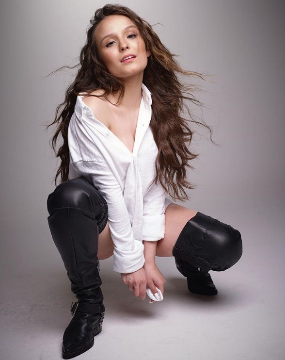  Larissa Manoela sensualiza em primeira foto aos 18 anos