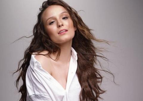  Larissa Manoela sensualiza em primeira foto aos 18 anos
