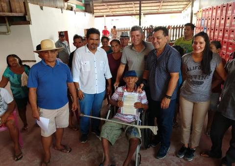 Governo bate recorde de entregas de títulos de terra e fecha ano em Parintins