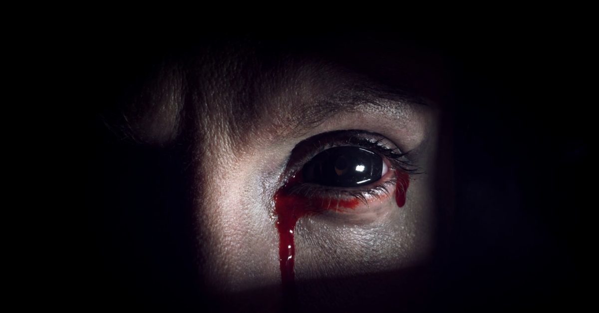 No hospital, jovem choca médicos ao chorar lágrimas de sangue