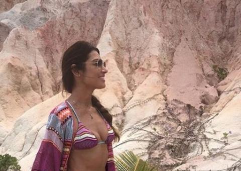  De folga, Patrícia Poeta mostra corpo sarado de biquíni