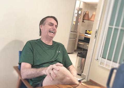 Antes de embarcar para posse, Bolsonaro recebe cabeleireiro que é tio de ex-assessor ligado a Queiroz