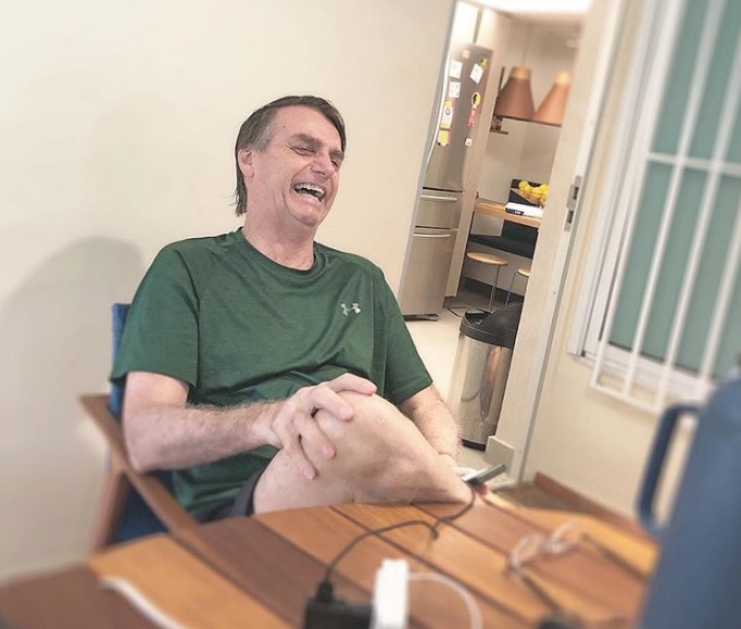 Antes de embarcar para posse, Bolsonaro recebe cabeleireiro que é tio de ex-assessor ligado a Queiroz