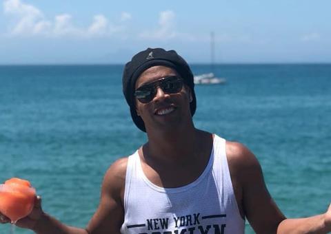 Ronaldinho Gaúcho reata namoro com duas ao mesmo tempo e trio passa o réveillon em Búzios