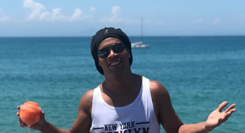 Ronaldinho Gaúcho reata namoro com duas ao mesmo tempo e trio passa o réveillon em Búzios